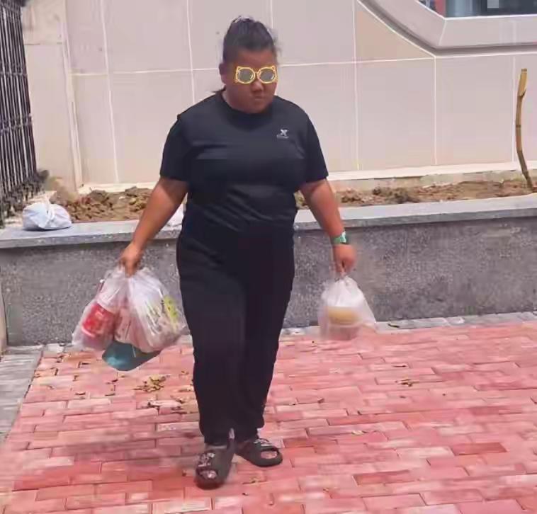高校偷外卖女火了！正脸照曝光，满脸横肉太嚣张，更多受害者发声
 
高校食堂旁的外