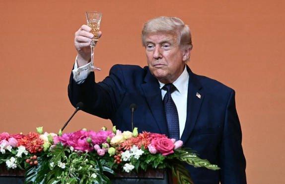 还记得那个什么“霍金来中国也得站起来敬酒”的梗么？

结果是…美国总统也得敬酒，