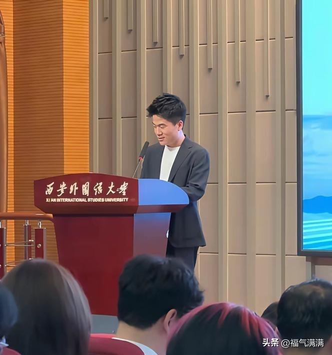 董宇辉这次回母校，
最打动我的不是横幅，
不是演讲，而是学校那个态度——主动、大
