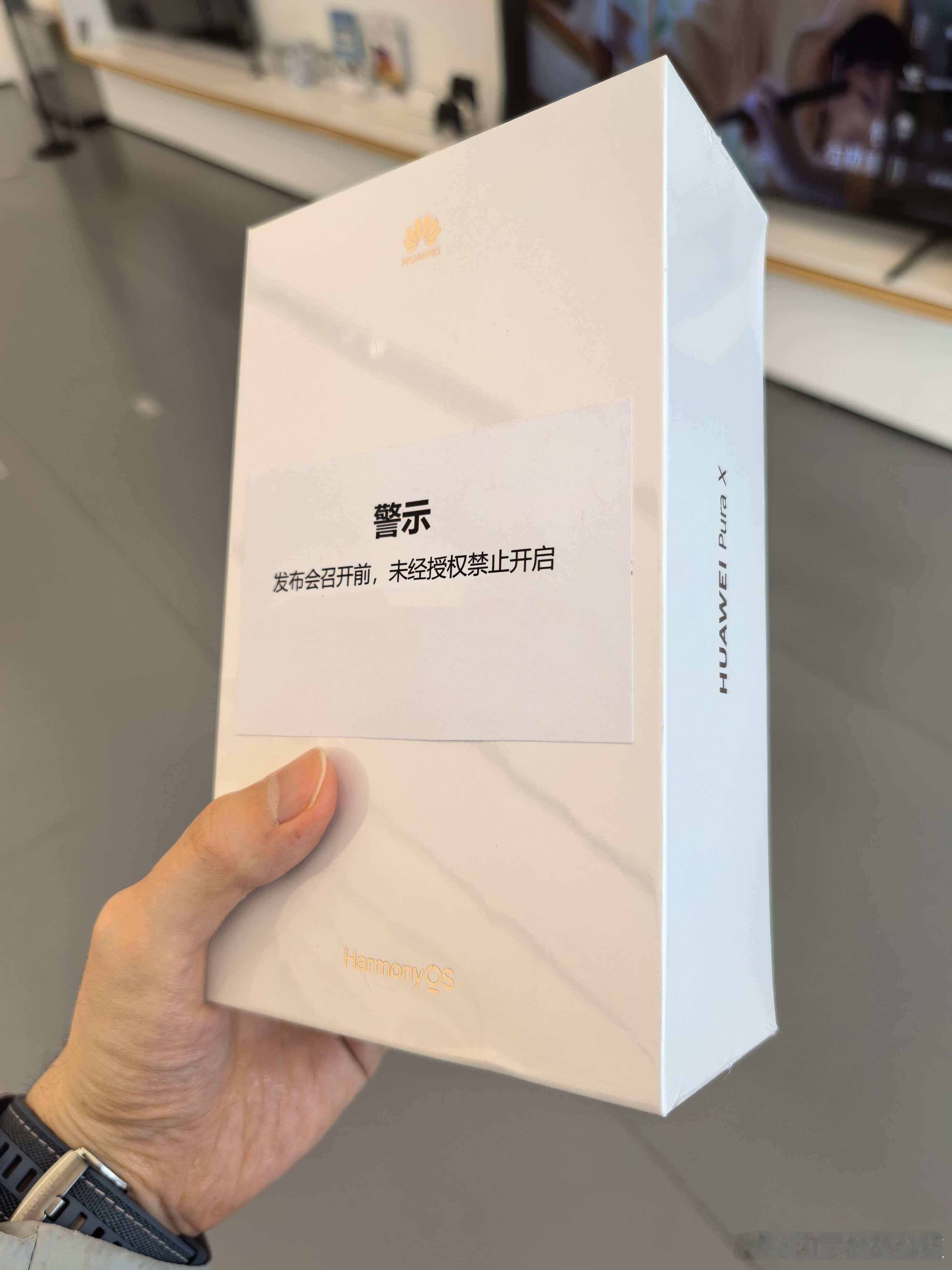 曝华为全新大阔折陆续到店 谁能拒绝一台创新满分的折叠机，华为大阔折真机到店，通勤