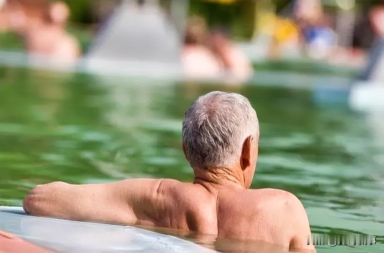 该不该赔偿？云南昆明，一女子带着90岁的老父亲到当地一家洗浴中心洗澡，没想到老人