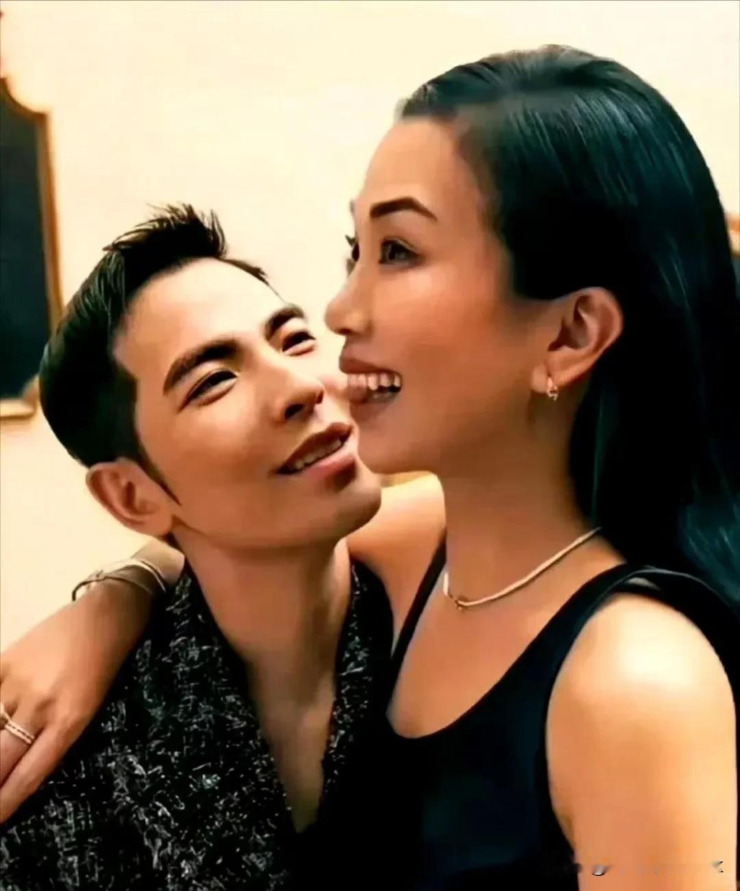 原来萧敬腾和林有慧才是现实版《狙击蝴蝶》

萧敬腾家庭条件不好，爸爸是司机，母亲