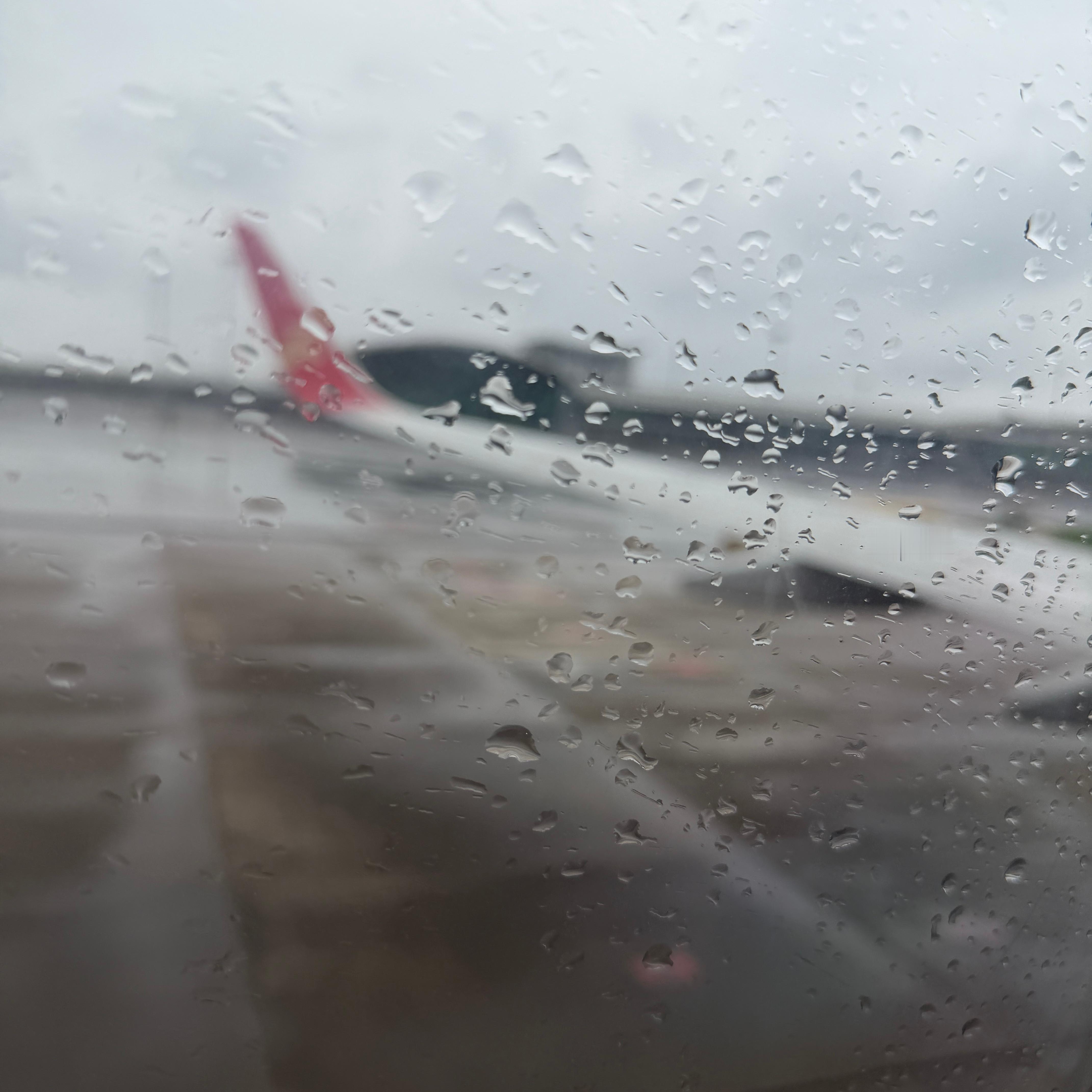 刚登机。现在外边没下雨也没起风。红霞风眼已经往粤北方向移动。粤北的兄弟姐妹，挺住