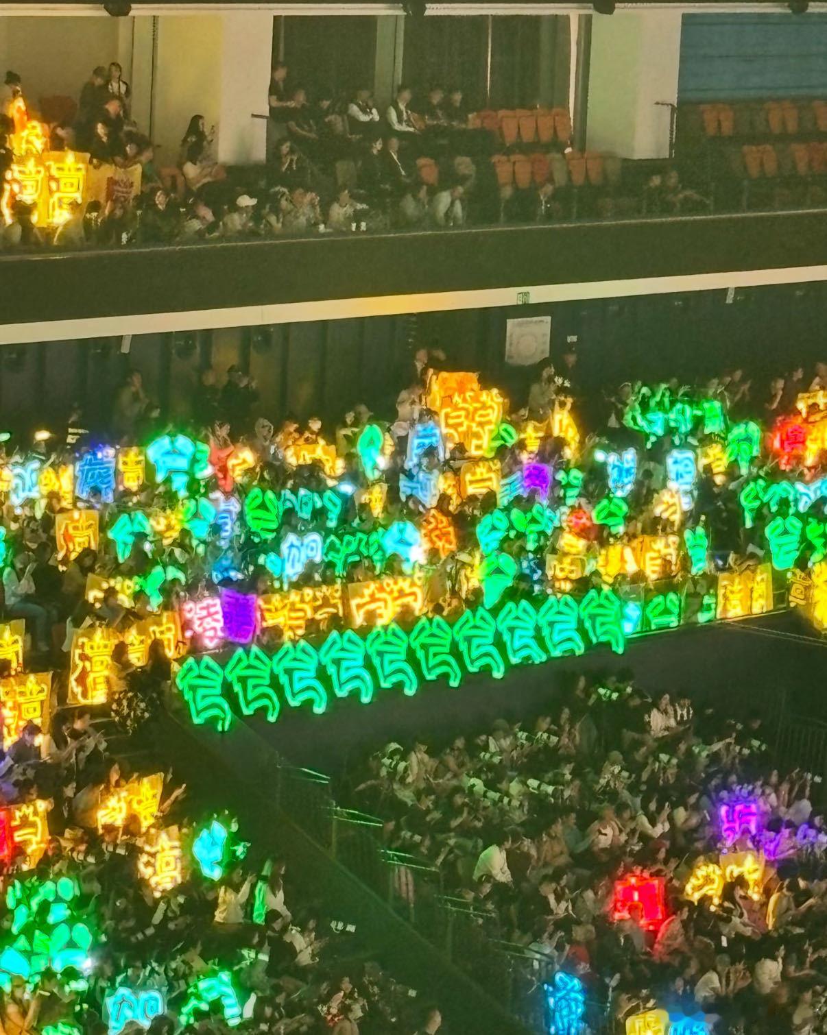 丁禹兮内场灯牌 谁看了丁禹兮的绿海不迷糊！星光大赏内场直接被绿色承包，逆应援的细