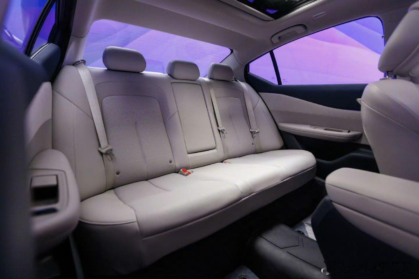 移动大沙发4.0名不虚传！天籁·鸿蒙座舱的真皮座椅太绝了，Spinal人体工学设