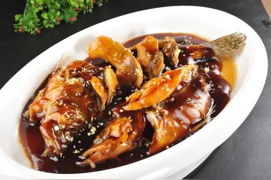 男子打包西湖醋鱼给猫，猫扭头就走：全网最真实的美食测评来了。

2026年4月，