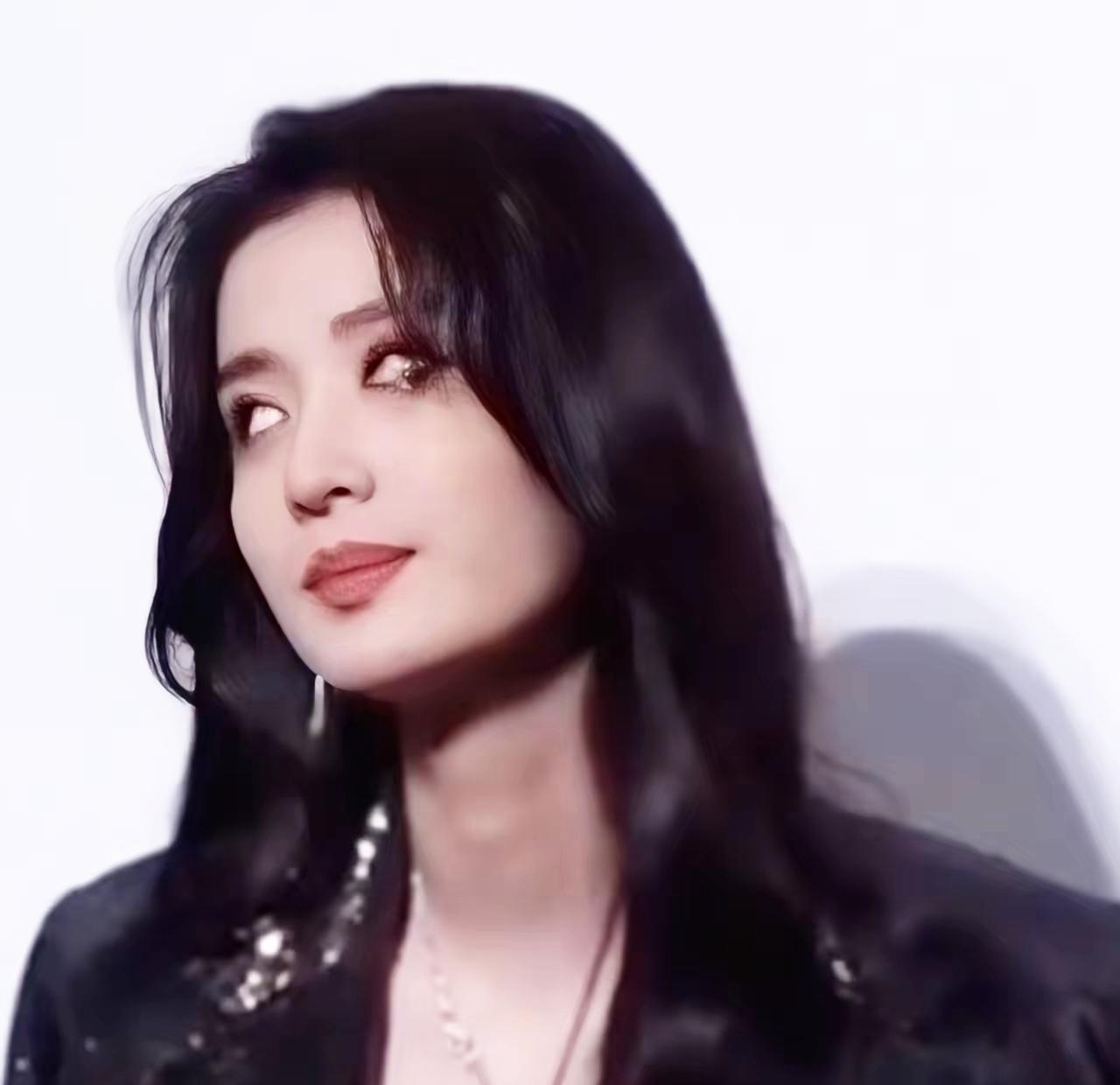 全网都在骂她耍大牌、翻白眼的时候，没人注意到她眼前的世界是600度的模糊。
艺人