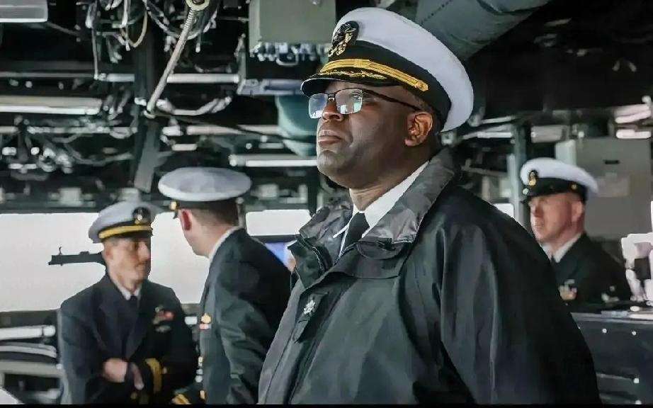 美驱逐舰舰长被解职 美国海军最近撞船事故频发，舰长们也跟着遭殃。2月11日，“特