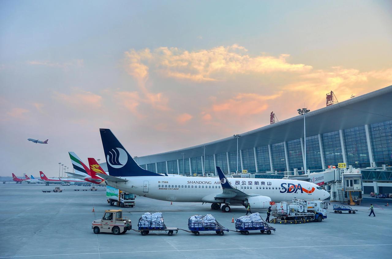 从郑州航空港区官网获悉，经多次向中国民航局汇报争取，郑州新郑国际机场容量调整事宜