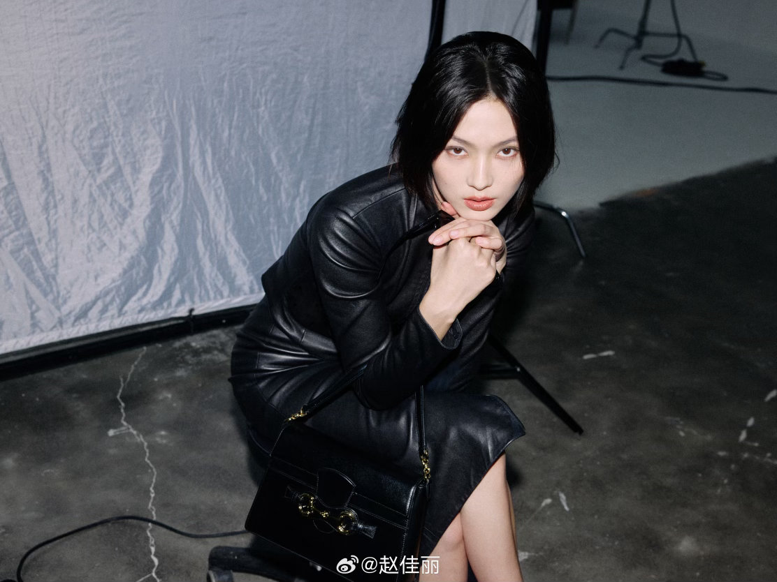 赵佳丽短发全黑look赵佳丽怎么美成这样了赵佳丽短发全黑look氛围感封神！利落