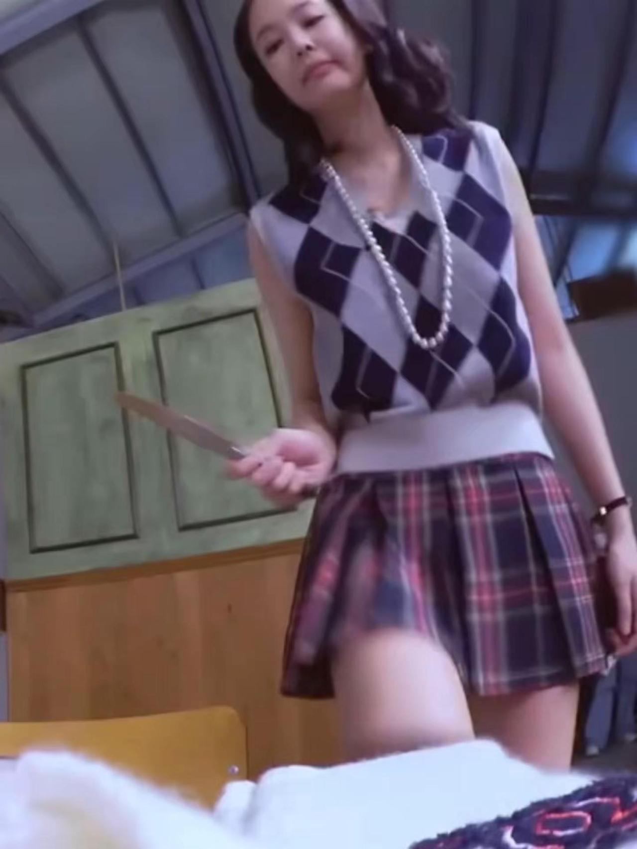 课桌视角的金珍妮！ 金珍妮 短裙穿搭 红色格子短裙搭配 棕色格子裙穿搭