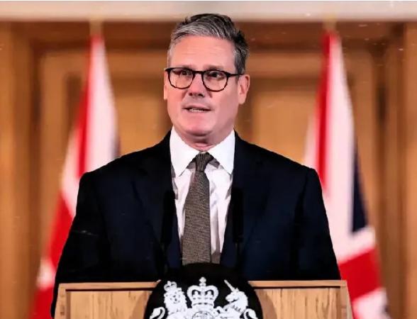 英国首相斯塔默恐怕怎么也没想到，自己还在伦敦苦苦等着北京的“邀请函”，甚至为此不