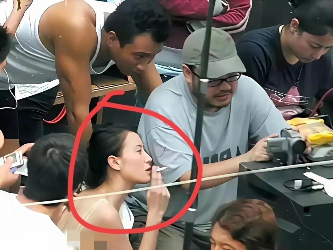 宋佳烟瘾在圈内是出了名的，好多人都知道。

2008年夏天横店热得像蒸笼，《天地