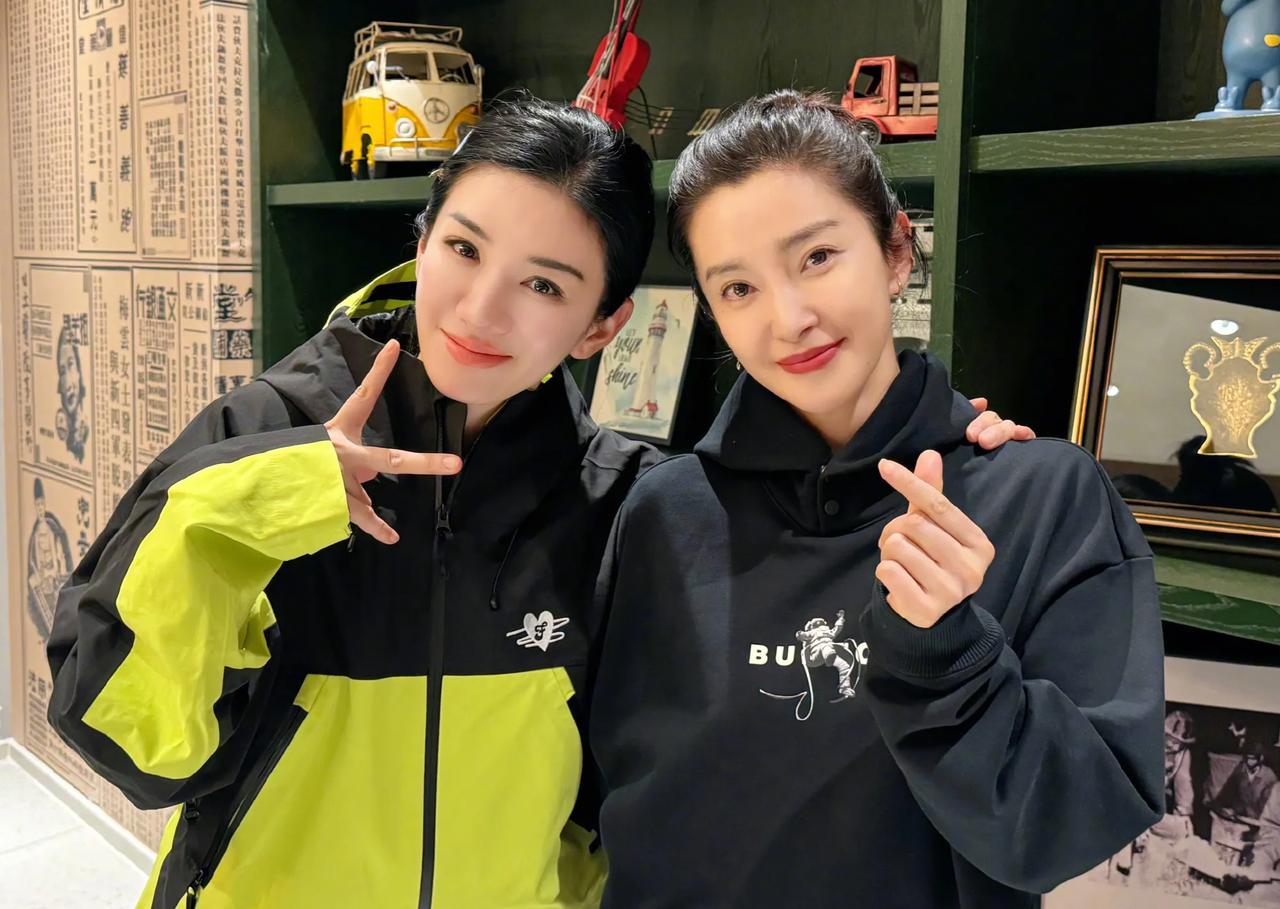 黄奕滑雪偶遇李冰冰、苗圃、印小天等人，都是大家熟悉的演员啊！虽然穿着滑雪服，但是