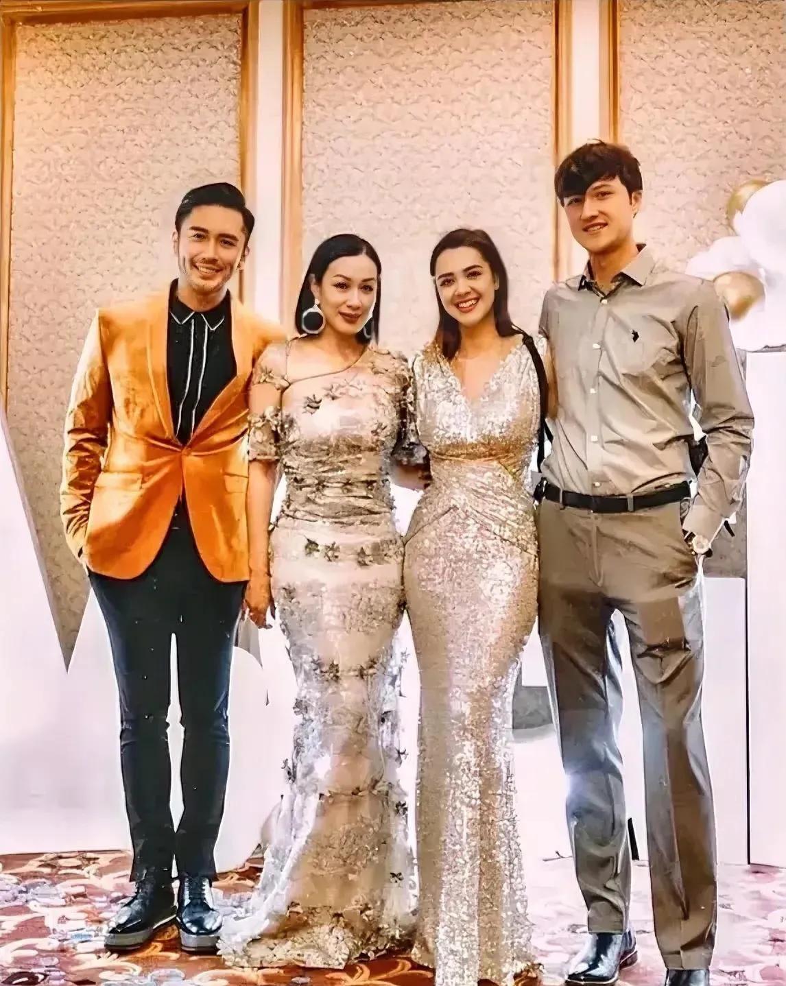 钟丽缇张伦硕，张敏钧和准女婿，一家四口同框，网友惊呼颜值爆表，这一家子真是美得无