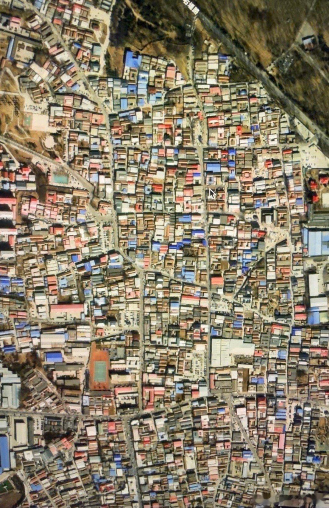 2026年，一些行业会因为AI指数级降低创业门槛，迎来新一轮大发展。平民窟里会走