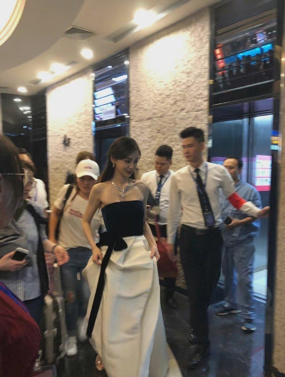 偶遇angelababy和闺蜜逛街｜angelababy 来看看网友和路人视角的