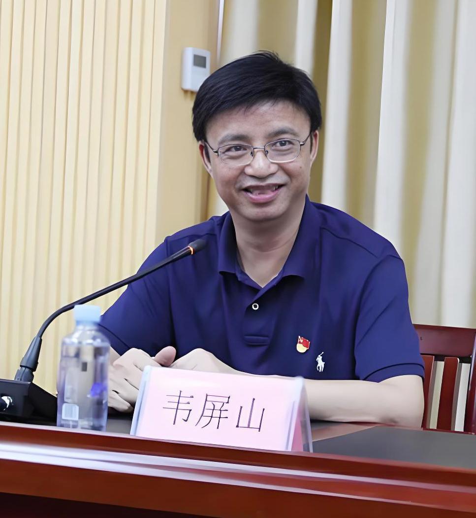 朋友毕业于广西南宁市第三中学，这是广西很有名的重点高中，他以前读高中时的班主任韦