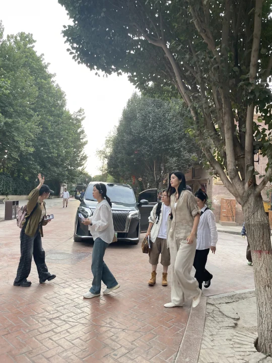 魏牌高山最近跟腾讯一起，拉着前女足国门赵丽娜跑了一趟新疆喀什。MPV 跑南疆？第