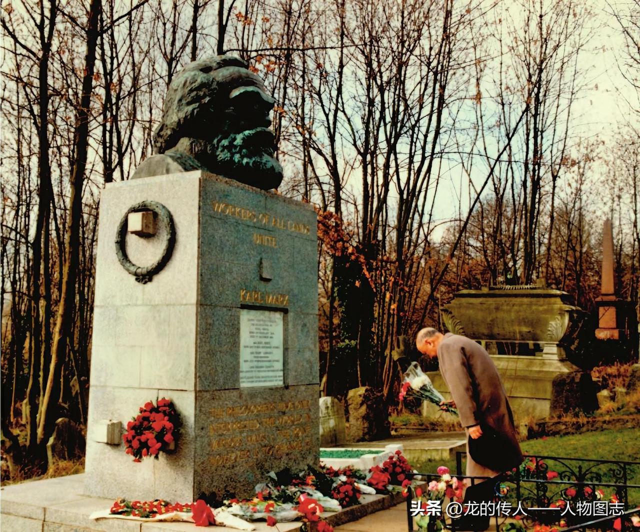 1987年3月，钱学森在访问英国期间到位于伦敦的马克思墓前献花