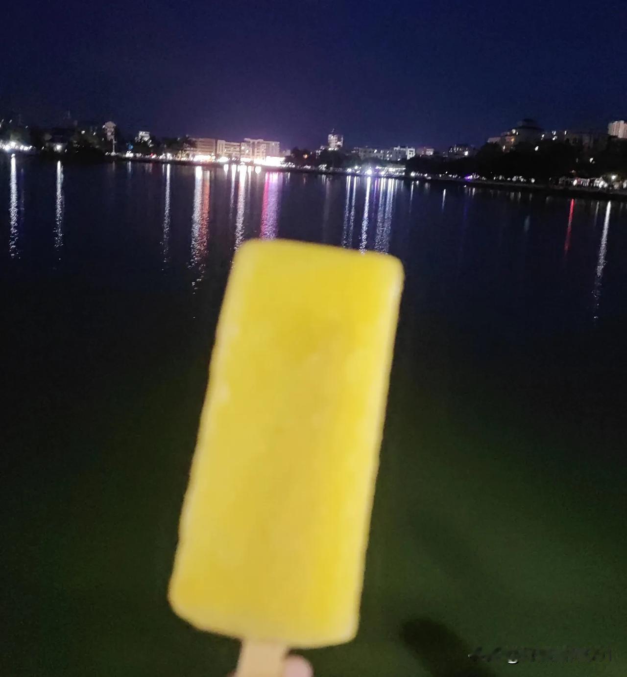 雷州碎记（二）：吃雪条，忆童年！
今天在南湖广场散步，听着满广场“卖雪条”、“卖
