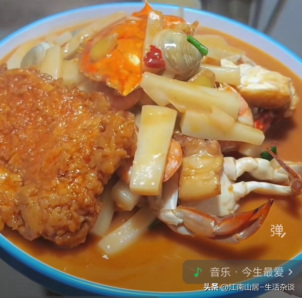 台州的小吃真的是五花八门，数不胜数，天天不重样，一年也吃不完。就像这些年糕汤、粉