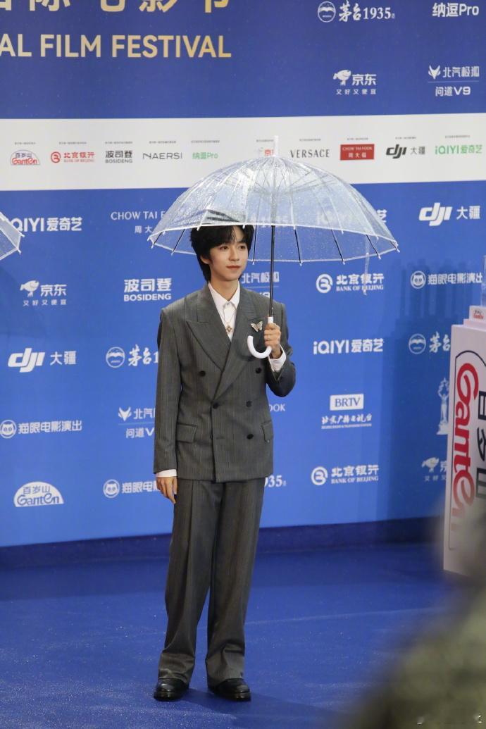 贺峻霖王祖蓝北影节开场raprap报人名的形式太新颖，王祖蓝节奏掌控力一流，贺峻