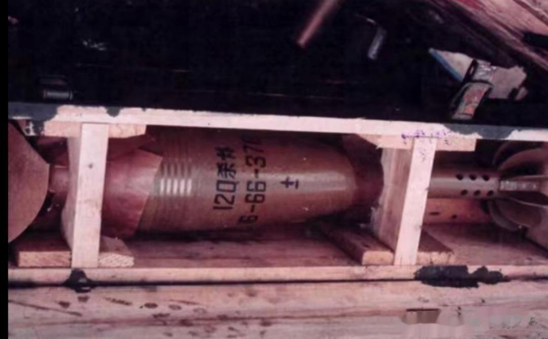 1965年2月，越南战争期间，中国对越南军队援助的武器装备，在上面能清楚的看到印
