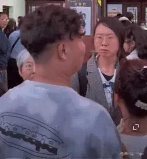 一对老奶奶近日因在金华某景区插队引发网友热议。根据分享的视频，年轻女子先是与路人