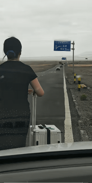 车上和开车的男人绊了嘴，一气之下她下了车，她的男人怎么劝她就不上车了。此时此刻，