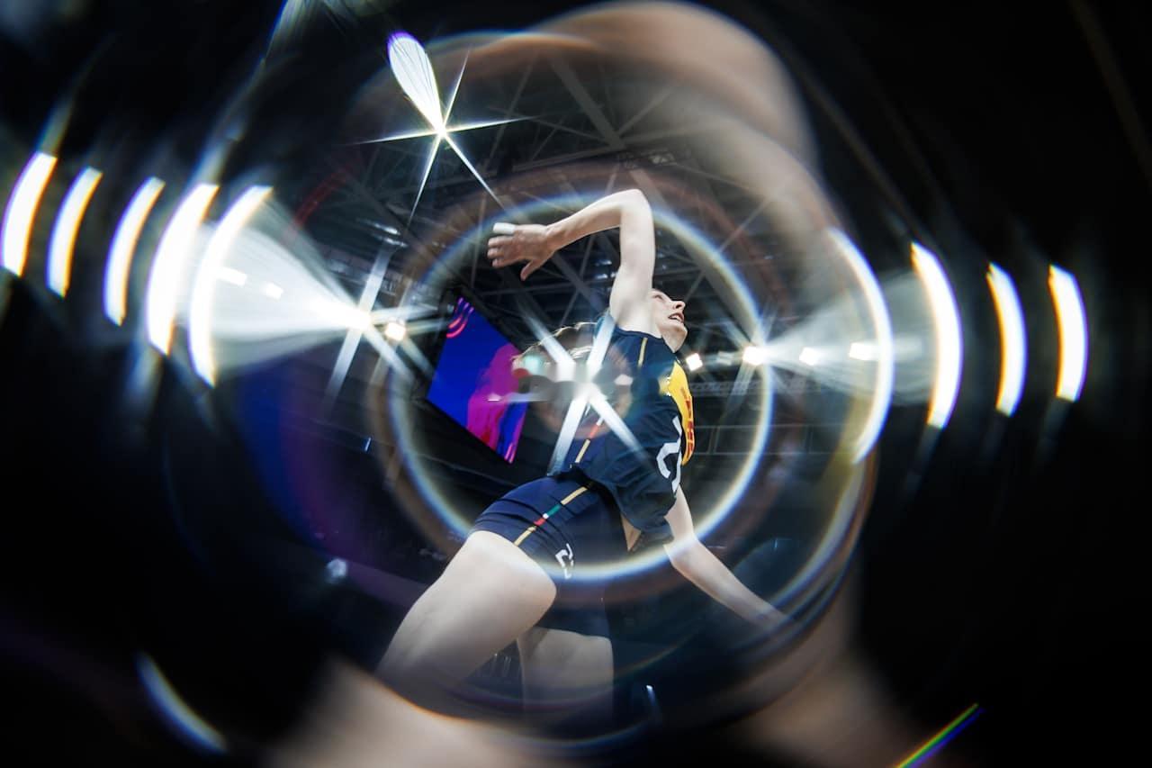 美国女排1-0意大利女排（27-25）A斯金纳：4分（12扣4中1失误2被拦）奥