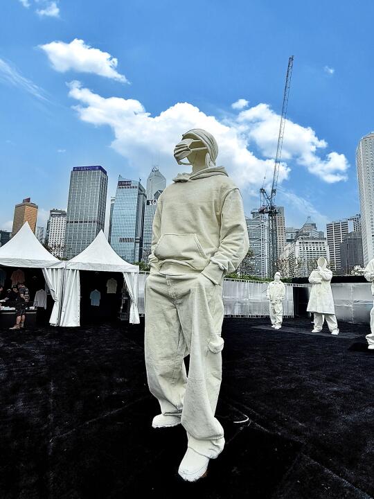 在🇭🇰  坐摩天轮看黄玉龙老师的雕塑展啦！！