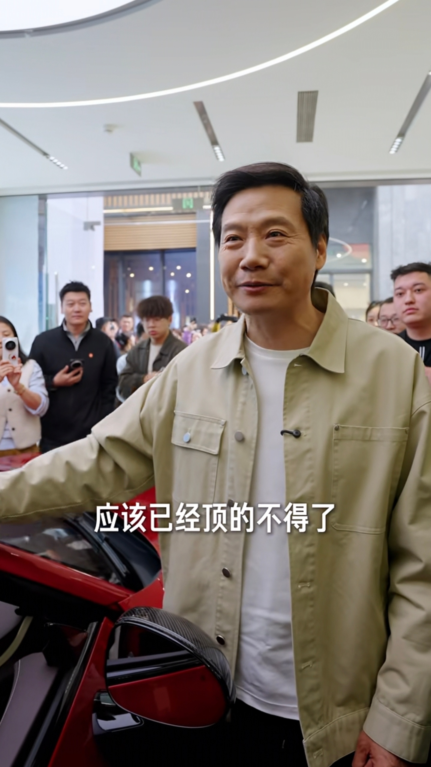 雷军现身门店讲解新SU7 周末刷到雷总空降北京五棵松小米门店，真的羡慕了，他直接