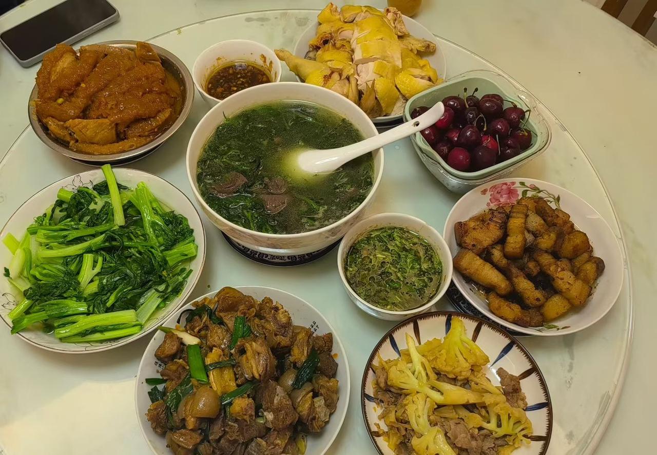 元旦回家的意义，全藏在这些暖到心尖的瞬间里
 
坐了三个小时高铁，终于踩上了老家