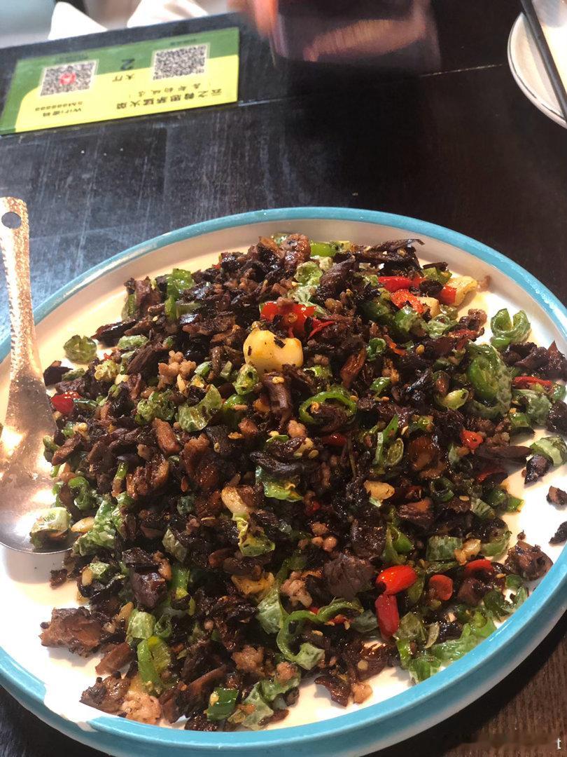 昆明第一餐，终于吃上饭了！🍚🌃 