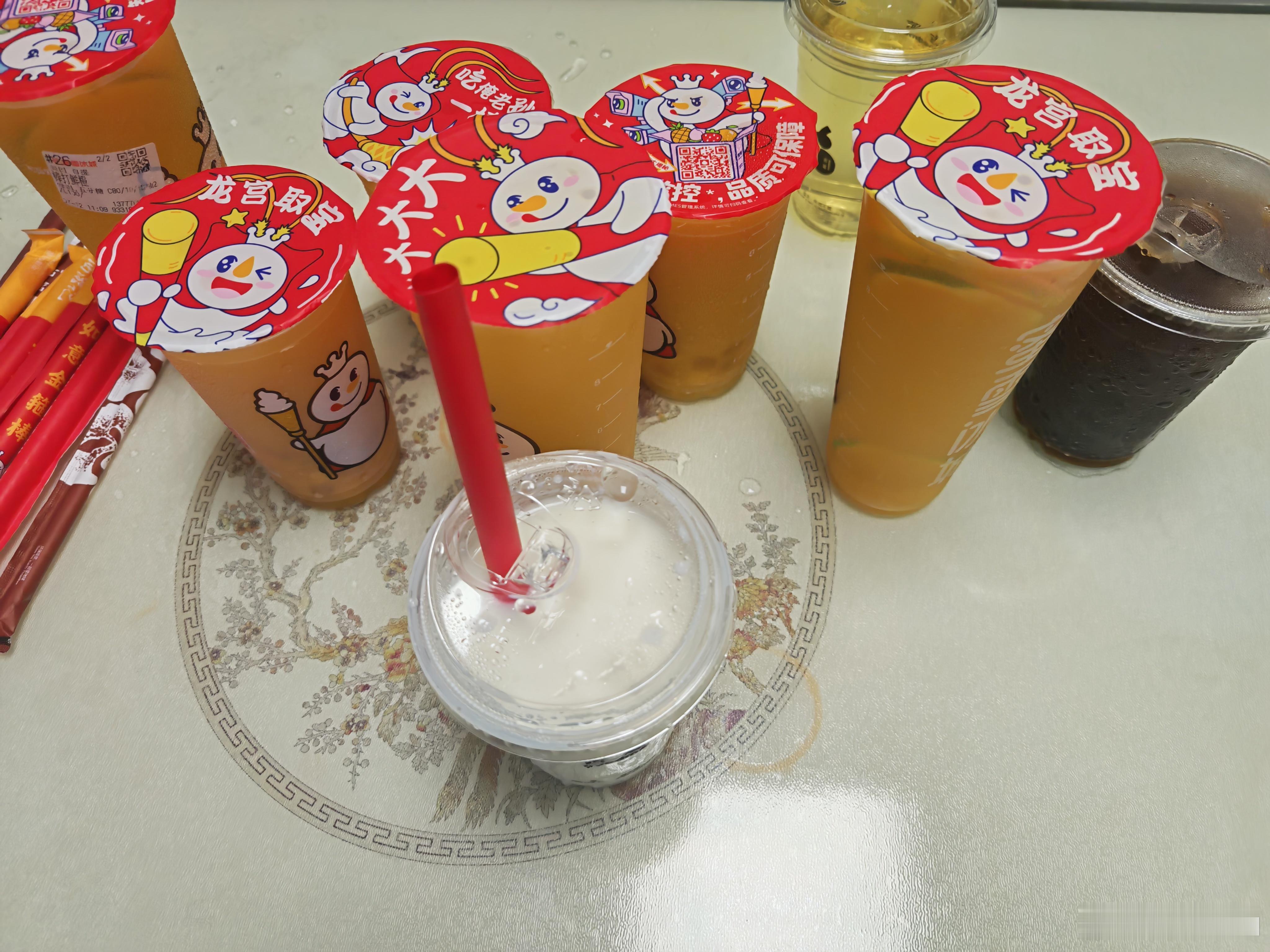 免费奶茶还真有免费奶茶，这波羊毛不薅白不薅。喝不掉了，真的喝不掉了。[doge]