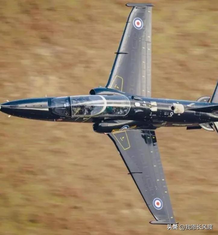 一架英国皇家空军“鹰T2”教练机在北威尔士安格尔西岛坠毁。

调查人员发现，这起