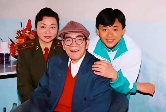 1977年，44岁的陈景润在住院时，喜欢上了27岁的女军医，在向女军医表白时，将