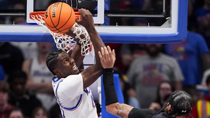 全美第17号种子堪萨斯大学坐镇主场以90比61战胜了戴维森学院。本场比赛后，堪萨