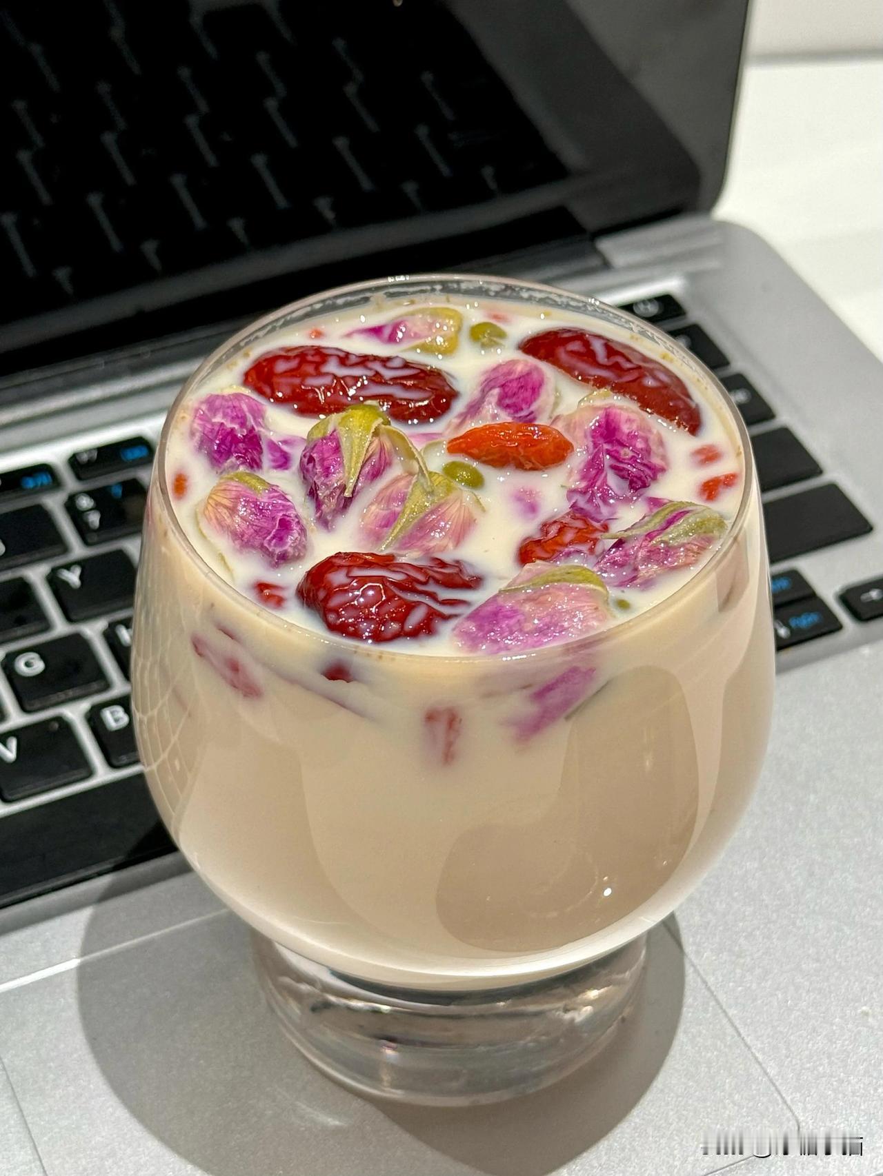 讲真！女生冬季真应该多喝这个！！！有没有姐妹和我一样！
经常熬夜、脸色暗暗、手脚