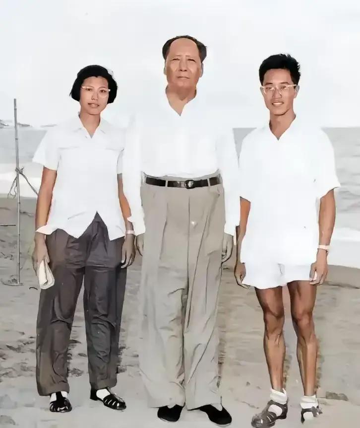🙏请停留几秒，为伟人点个赞送朵花💐
《闪耀外交舞台的王海容》
在那历史的长河