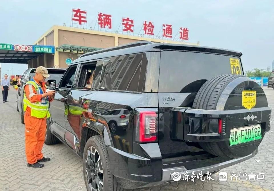 以下是2025年12月1日新闻中报道的部分图片：
 
- 四川毕棚沟景区初冬美景