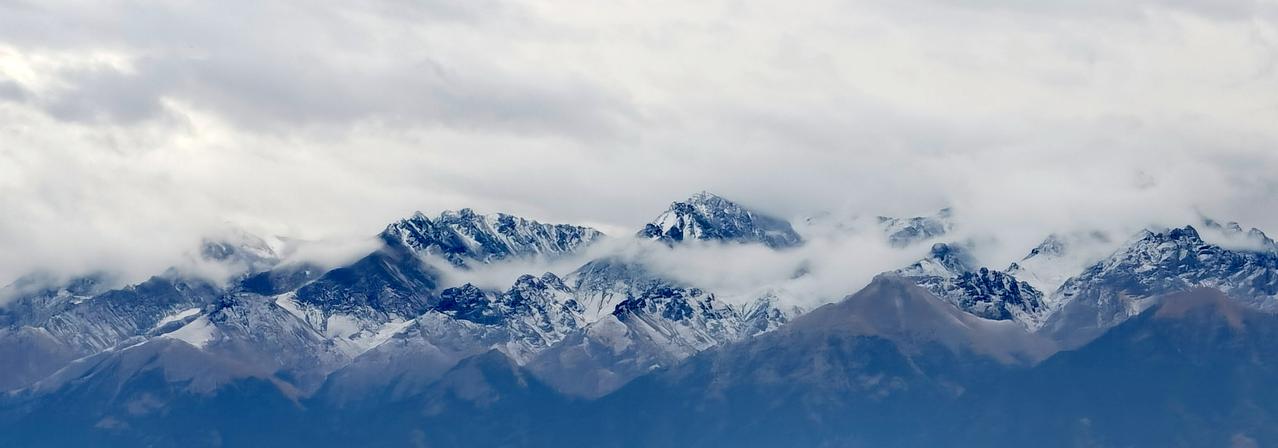 上联：花开花落花无语，下联怎么对云卷云舒云无形