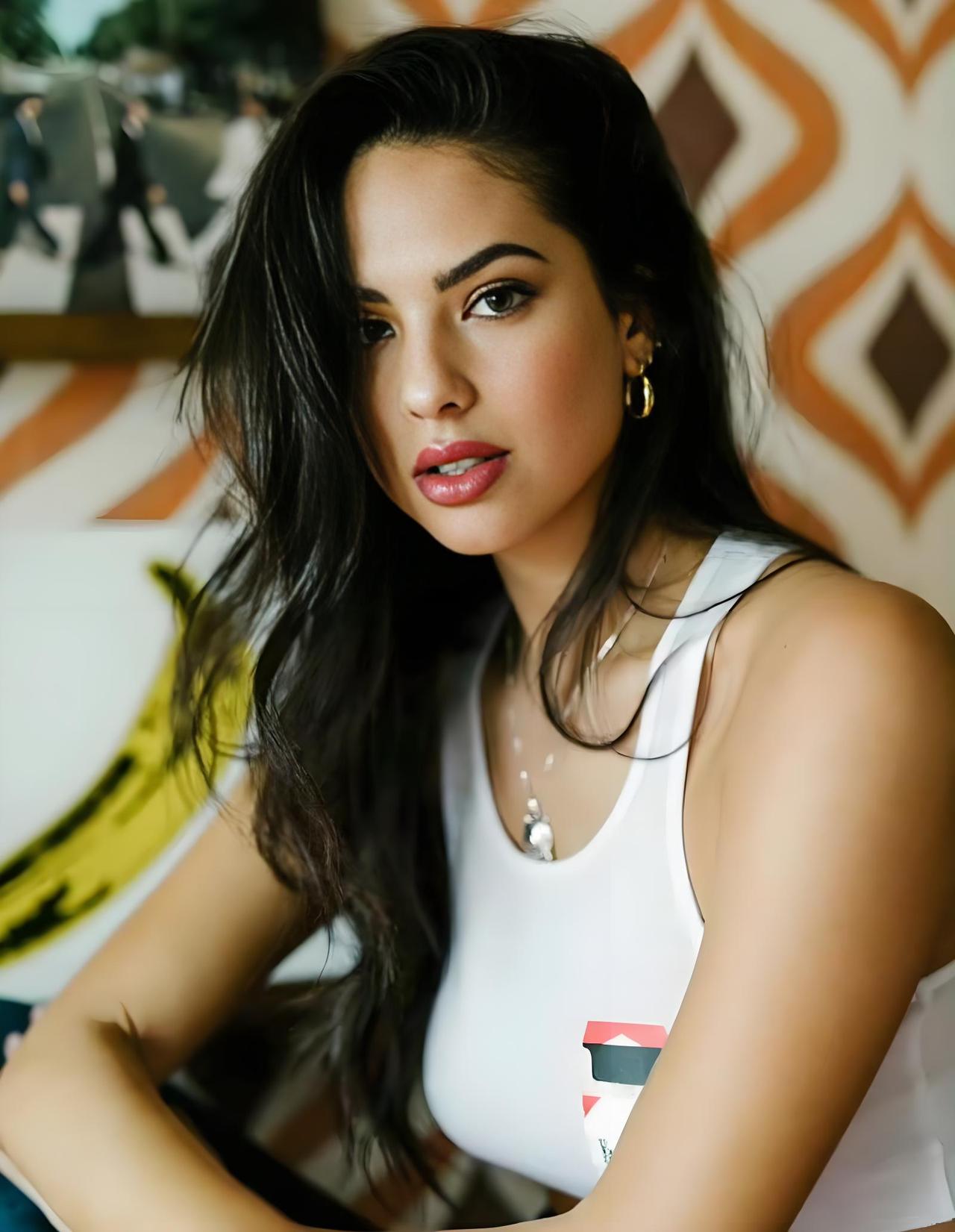 Christen Harper自带冷艳御姐气场，加州明媚风情融于高挑身形，175