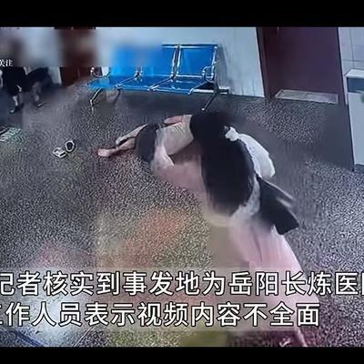 会说的不如会听的！湖南岳阳，白衣男子在麻将馆与女子发生争执，情绪一激动用麻将将女