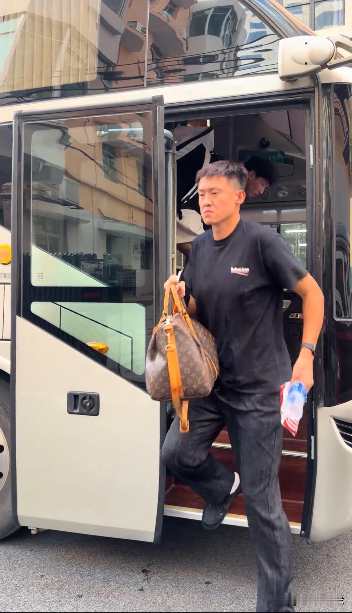 广东宏远男篮最新消息；全体返莞
据球迷朋友在社媒上发布的视频显示，广东宏远男篮已