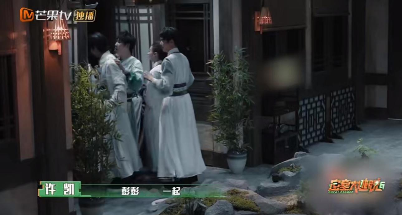 #文俊辉和他的一串手把件#文俊辉打头阵，队形看起来就像他和他的一串手把件[哈哈]