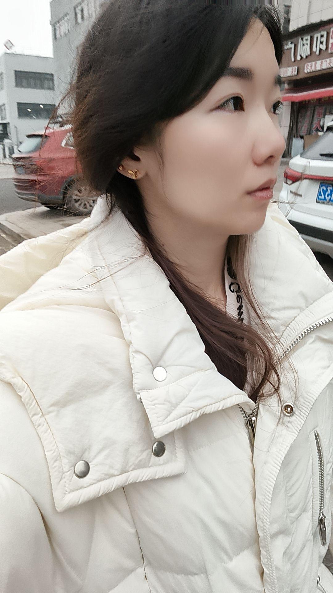 一个女人重生的办法只有两种：要么变美丽，要么变有钱，做个快乐的搬砖人...