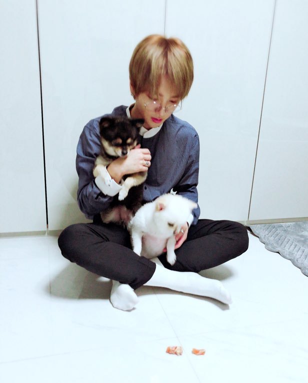 “CB百蓝_。260131金钟云 TW更新：我们永远都在一起啊 小不点和melo