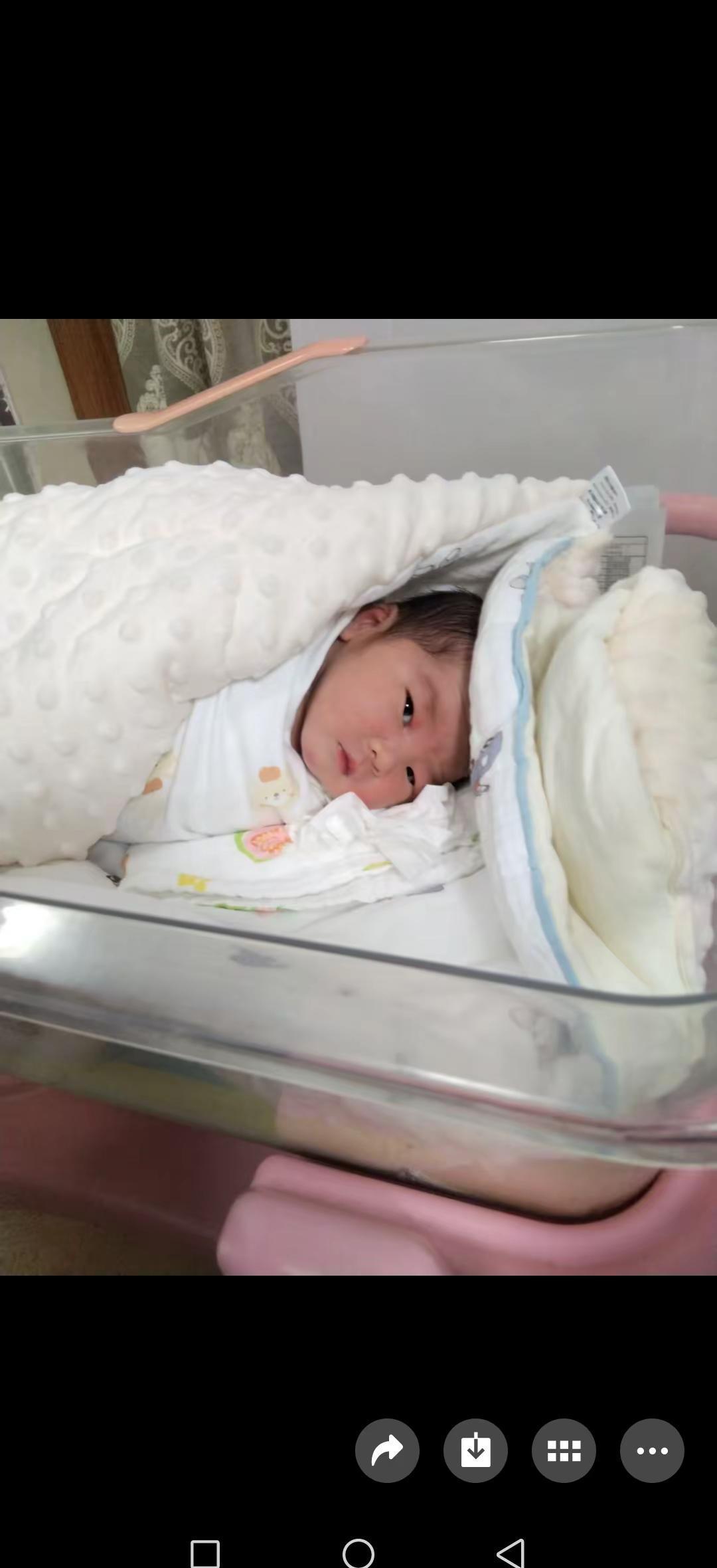 当了外公，第一件事不是抱孙子。
我轻轻推开病房门，先握紧了女儿的手。
她头发粘在